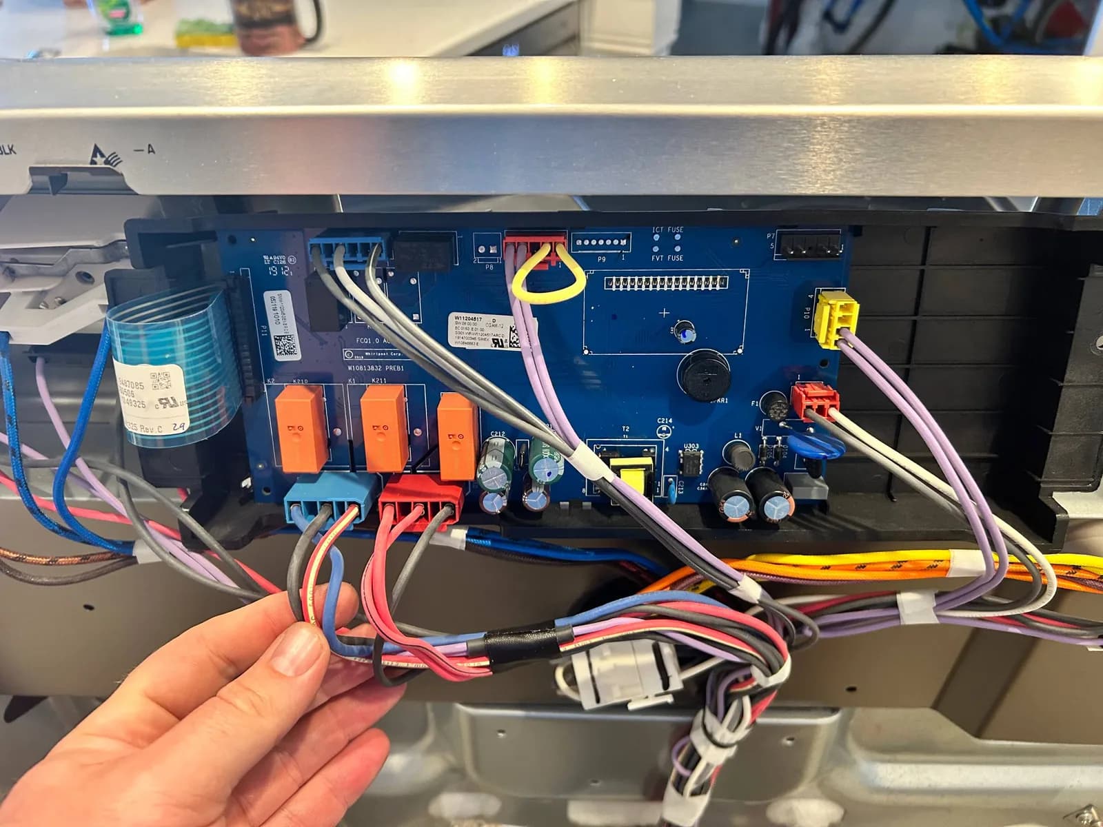 Range and cooktop control board diagnostic by a Berne technician